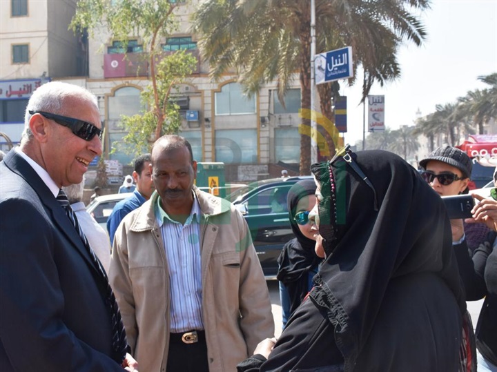 بالصور .. محافظ أسوان يتفقد أعمال التطوير والتجميل بالشوارع الداخلية بمدينة أسوان 