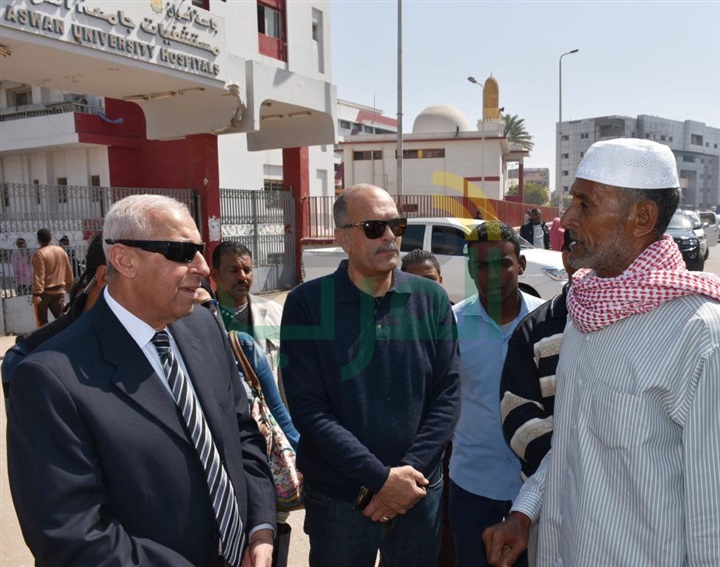 بالصور .. محافظ أسوان يتفقد أعمال التطوير والتجميل بالشوارع الداخلية بمدينة أسوان 