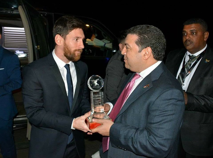 بالصور.. بعد نجاحها في تأمينه.. "فالكون" تهدي درع الشركة لـ"ميسي"