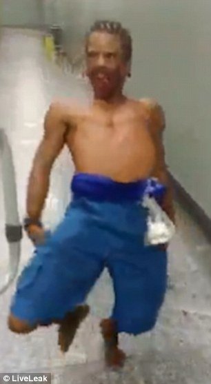 بالفيديو .. رجل برازيلي "أصابه مس شيطانى" و فقد السيطرة علي نفسه بالفيديو .. رجل برازيلي "أصابه مس شيطانى" و فقد السيطرة علي نفسه