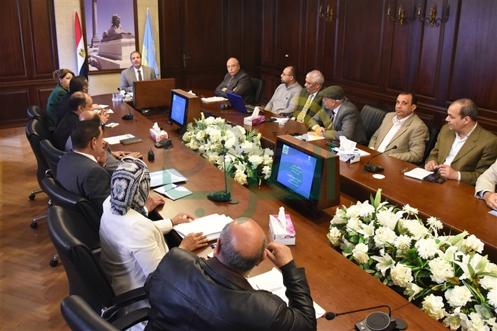 مناقشة استعدادات موسم الصيف والحلول اللازمة لمشكلات الطرق بالإسكندرية