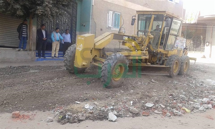 بالصور.. تنفيذ أعمال تمهيد وإنارة بمدينة طوخ