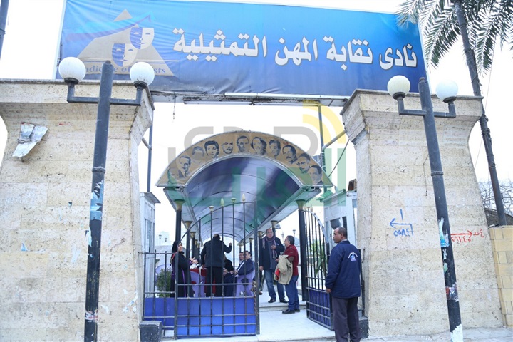 بالصور.. وفد من الفنانين يتوجه للإسماعيلية لزيارة أقباط العريش 