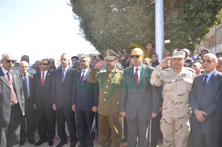 بالصور: محافظ قنا يضع إكليل من الزهور على النصب التذكاري لشهداء معركة البارود بقنا