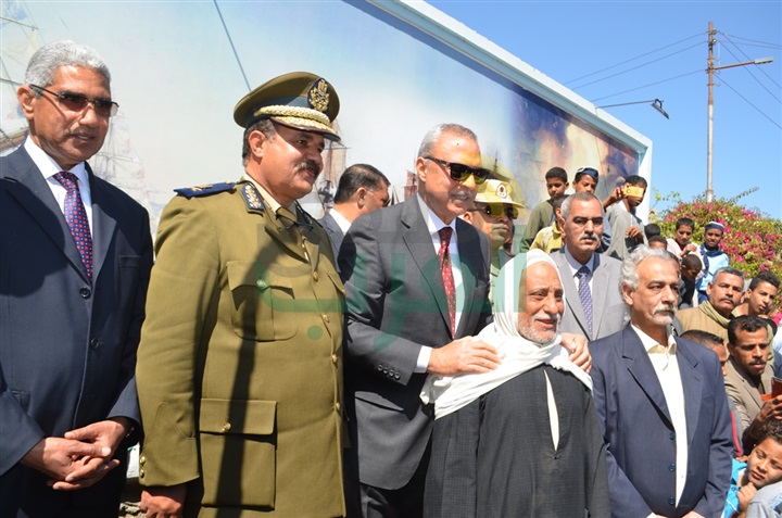 بالصور: محافظ قنا يضع إكليل من الزهور على النصب التذكاري لشهداء معركة البارود بقنا