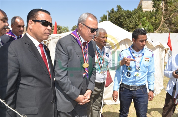 بالصور: محافظ قنا يضع إكليل من الزهور على النصب التذكاري لشهداء معركة البارود بقنا