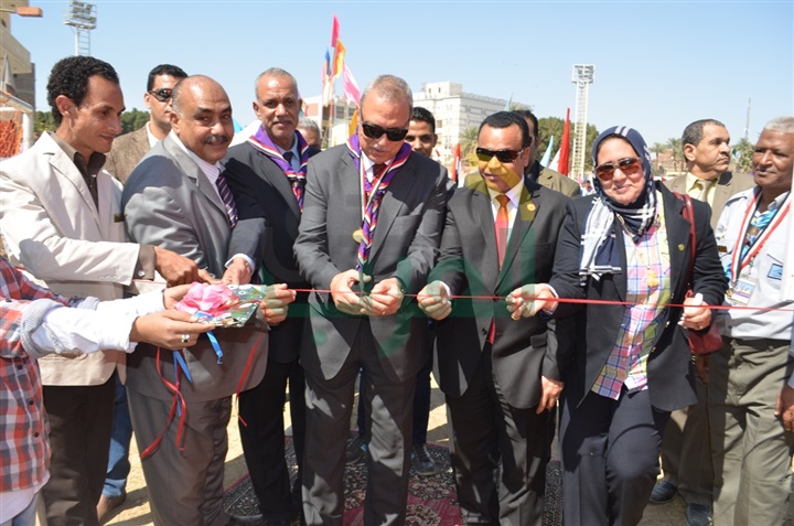 بالصور: محافظ قنا يضع إكليل من الزهور على النصب التذكاري لشهداء معركة البارود بقنا