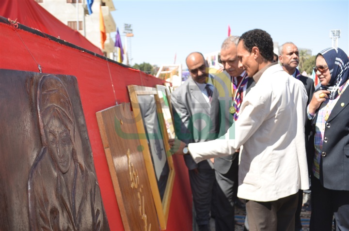 بالصور: محافظ قنا يضع إكليل من الزهور على النصب التذكاري لشهداء معركة البارود بقنا