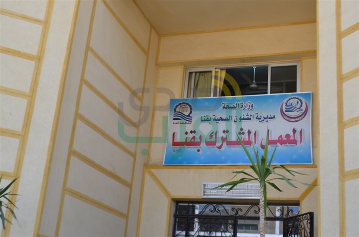 بالصور: محافظ قنا يضع إكليل من الزهور على النصب التذكاري لشهداء معركة البارود بقنا