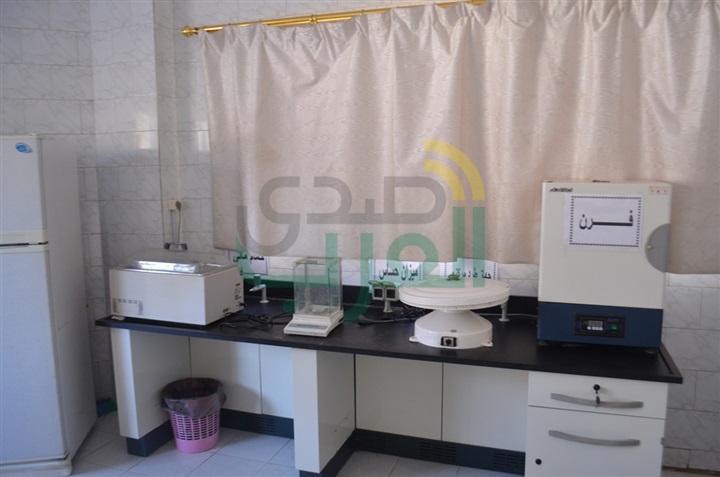 بالصور: محافظ قنا يضع إكليل من الزهور على النصب التذكاري لشهداء معركة البارود بقنا