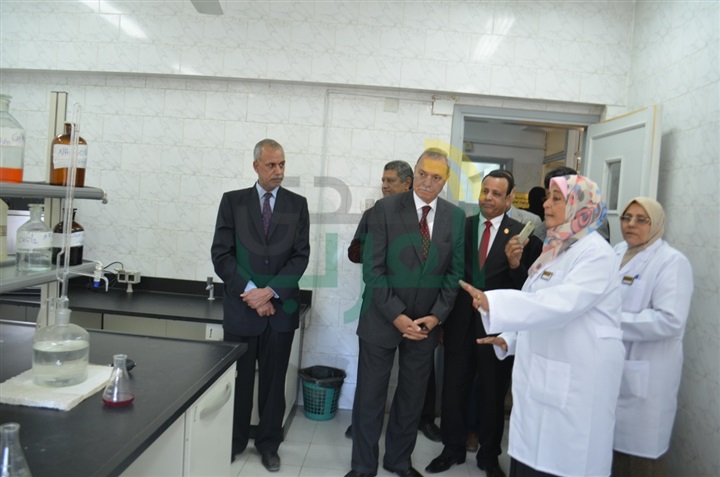 بالصور: محافظ قنا يضع إكليل من الزهور على النصب التذكاري لشهداء معركة البارود بقنا