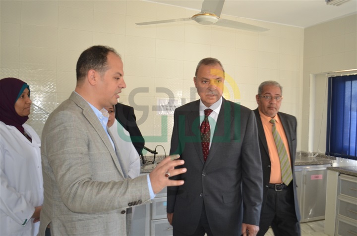 بالصور: محافظ قنا يضع إكليل من الزهور على النصب التذكاري لشهداء معركة البارود بقنا
