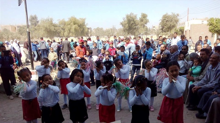 بالصور .. "الوقف" بقنا تكرم الأوائل بمختلف الصفوف الرسمية للغات
