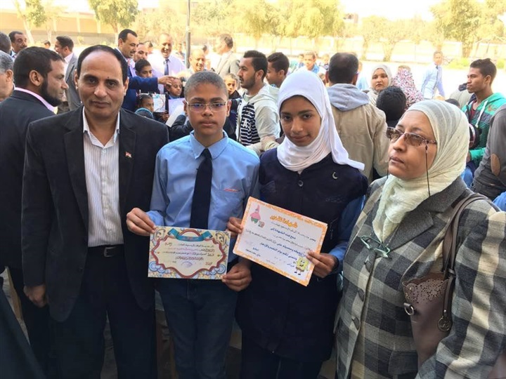 بالصور .. "الوقف" بقنا تكرم الأوائل بمختلف الصفوف الرسمية للغات
