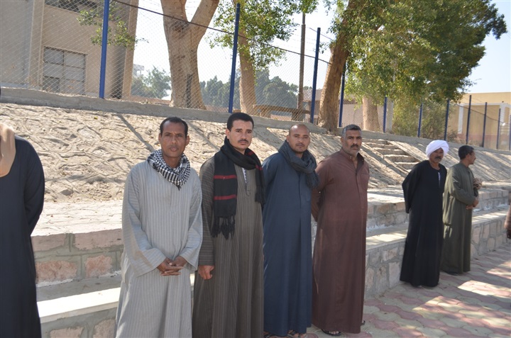 بالصور.. محافظ قنا يتابع عمليات البحث عن المفقودين بحادث سقوط سيارة فى النيل