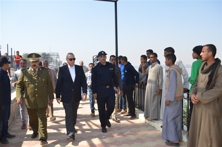 بالصور.. محافظ قنا يتابع عمليات البحث عن المفقودين بحادث سقوط سيارة فى النيل