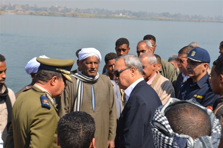 بالصور.. محافظ قنا يتابع عمليات البحث عن المفقودين بحادث سقوط سيارة فى النيل