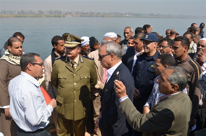بالصور.. محافظ قنا يتابع عمليات البحث عن المفقودين بحادث سقوط سيارة فى النيل
