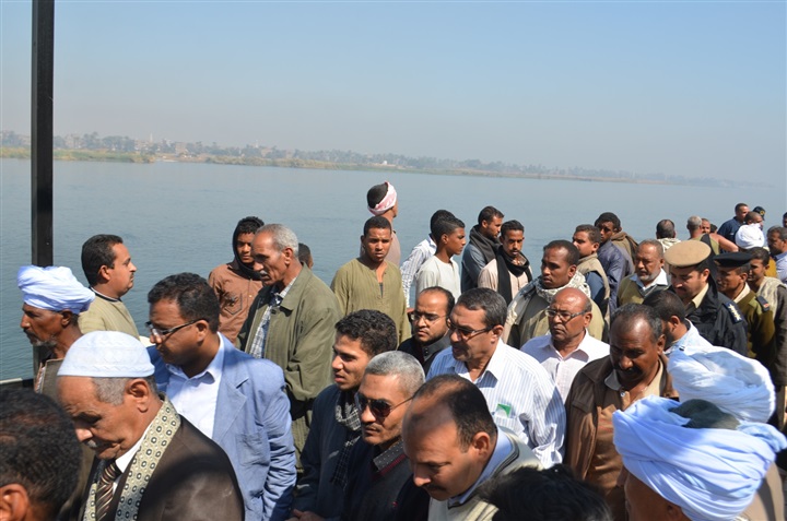 بالصور.. محافظ قنا يتابع عمليات البحث عن المفقودين بحادث سقوط سيارة فى النيل