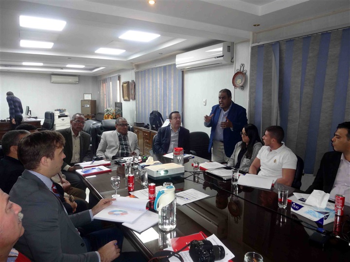 بالصور .. وفد الوكالة الأمريكية للتنمية الدولية يتفقد المناطق التجريبية لمشروع خفض كميات المياه الغير محاسب عليها بسوهاج
