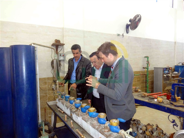 بالصور .. وفد الوكالة الأمريكية للتنمية الدولية يتفقد المناطق التجريبية لمشروع خفض كميات المياه الغير محاسب عليها بسوهاج