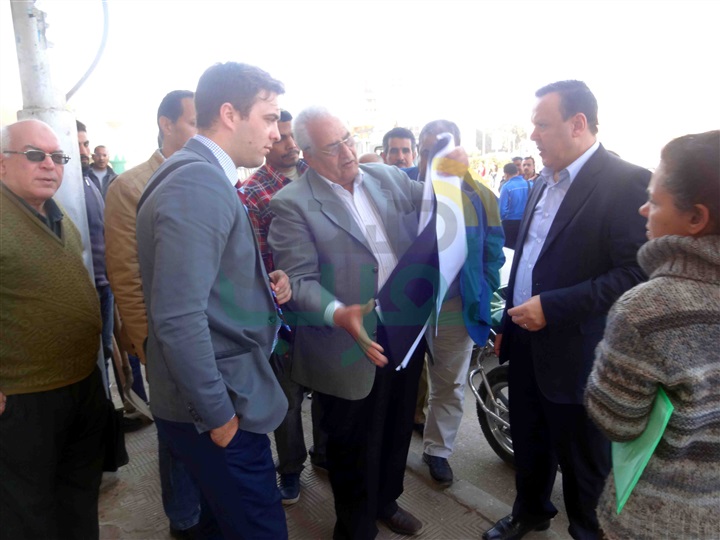 بالصور .. وفد الوكالة الأمريكية للتنمية الدولية يتفقد المناطق التجريبية لمشروع خفض كميات المياه الغير محاسب عليها بسوهاج