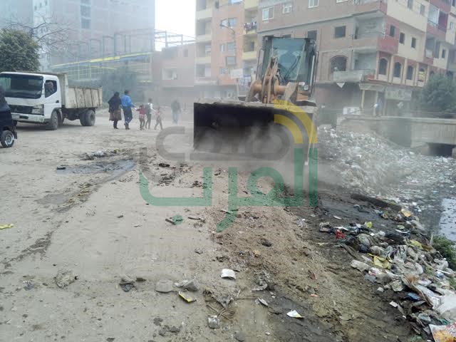 رفع 40 طن ناتج تطهير ترعة أمام مستشفى القناطر الخيرية