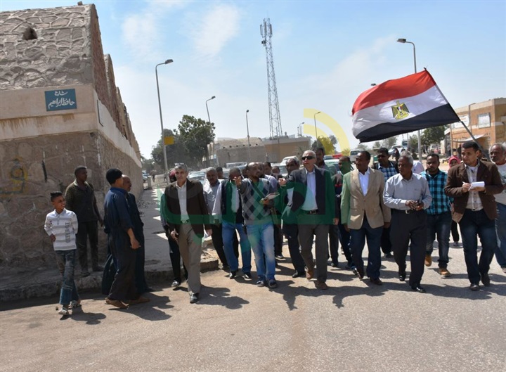بالصور.. جولة محافظ أسوان في المنطقة الصناعية بالعلاقي و لمحطتي كيما 1 وكيما 2