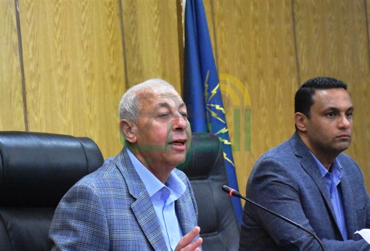 بالصور.. لقاء محافظ أسوان مع عمال النظافة لطرح أهم المقترحات والآراء لتطوير المنظومة ورفع مستوى الأداء