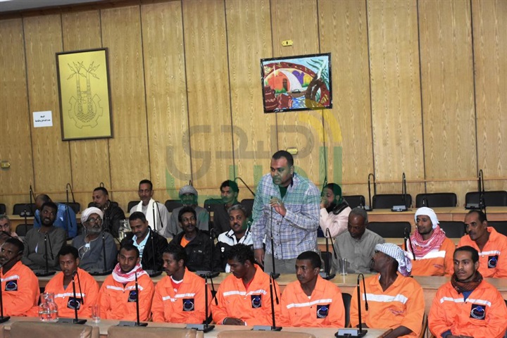 بالصور.. لقاء محافظ أسوان مع عمال النظافة لطرح أهم المقترحات والآراء لتطوير المنظومة ورفع مستوى الأداء