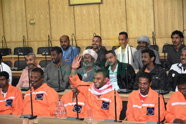 بالصور.. لقاء محافظ أسوان مع عمال النظافة لطرح أهم المقترحات والآراء لتطوير المنظومة ورفع مستوى الأداء