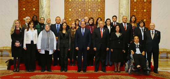 بالصور.. السيسي يستقبل أعضاء المجلس القومي للمرأة ويؤكد دعم الدولة لجميع الجهود لتمكين المرأة