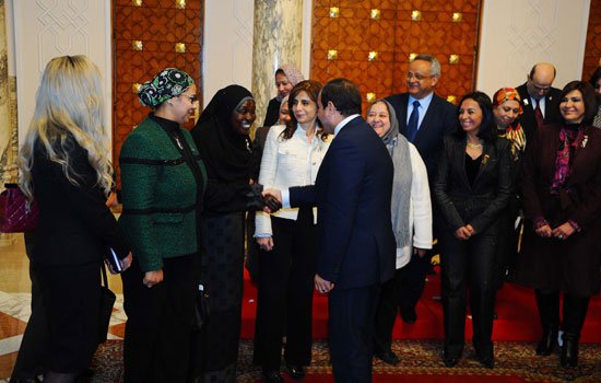 بالصور.. السيسي يستقبل أعضاء المجلس القومي للمرأة ويؤكد دعم الدولة لجميع الجهود لتمكين المرأة