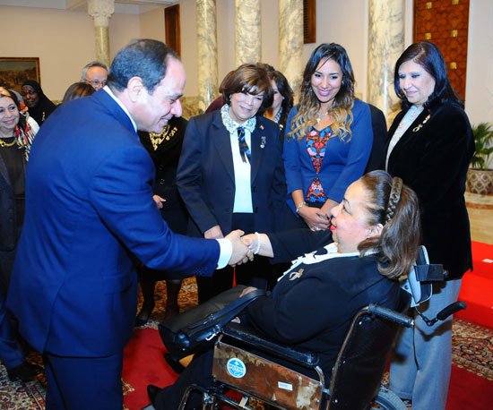 بالصور.. السيسي يستقبل أعضاء المجلس القومي للمرأة ويؤكد دعم الدولة لجميع الجهود لتمكين المرأة