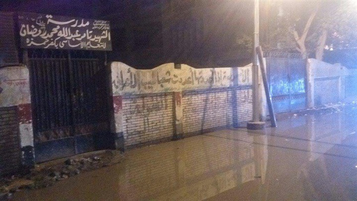 بالصور .. مياه الصرف الصحي تغرق مدرسة الشهيد " تامر عبدالله " بكفر حمزة بالخانكة