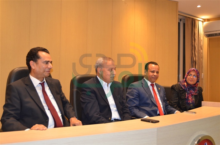 بالصور.. محافظ قنا يفتتح معرض الفنون التشكيلية بـ"القومي للمرأة"