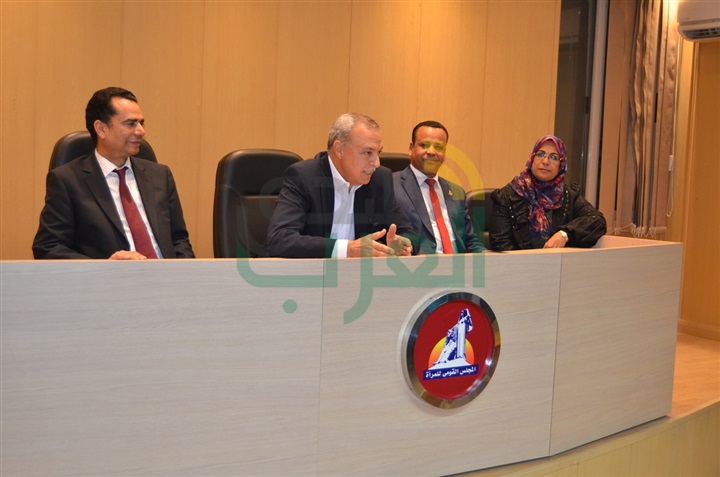 بالصور.. محافظ قنا يفتتح معرض الفنون التشكيلية بـ"القومي للمرأة"