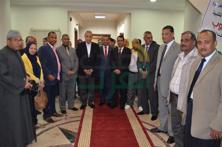بالصور.. محافظ قنا يفتتح معرض الفنون التشكيلية بـ"القومي للمرأة"