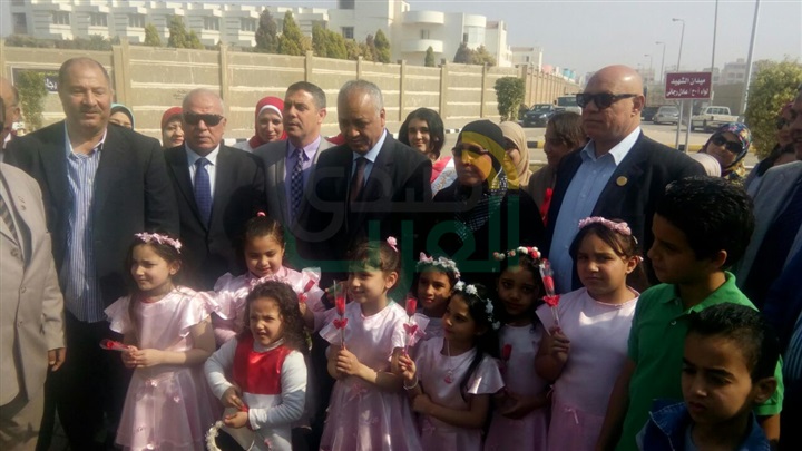 بالصور.. وزير التموين ومحافظ القليوبية يحتفلان بيوم الشهيد مع طلاب العبور