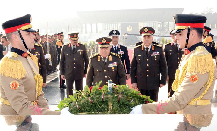 بمناسبة الاحتفال بيوم الشهيد.. الرئيس السيسي ينيب وزير الدفاع لوضع إكليل الزهور على النصب التذكاري لشهداء القوات المسلحة