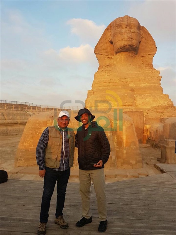 بالصور.. النجم العالمي ويل سميث يزور الأهرامات للترويج للسياحة 