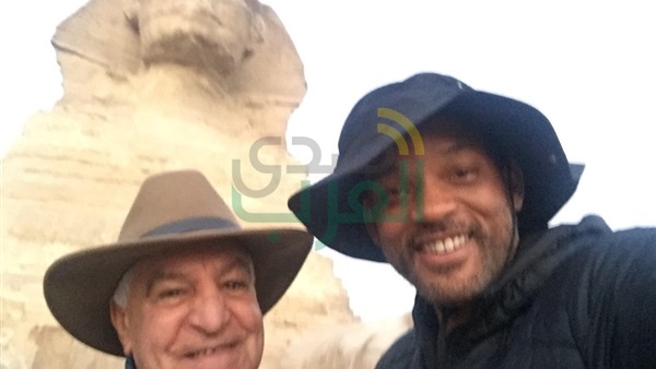 بالصور.. النجم العالمي ويل سميث يزور الأهرامات للترويج للسياحة 