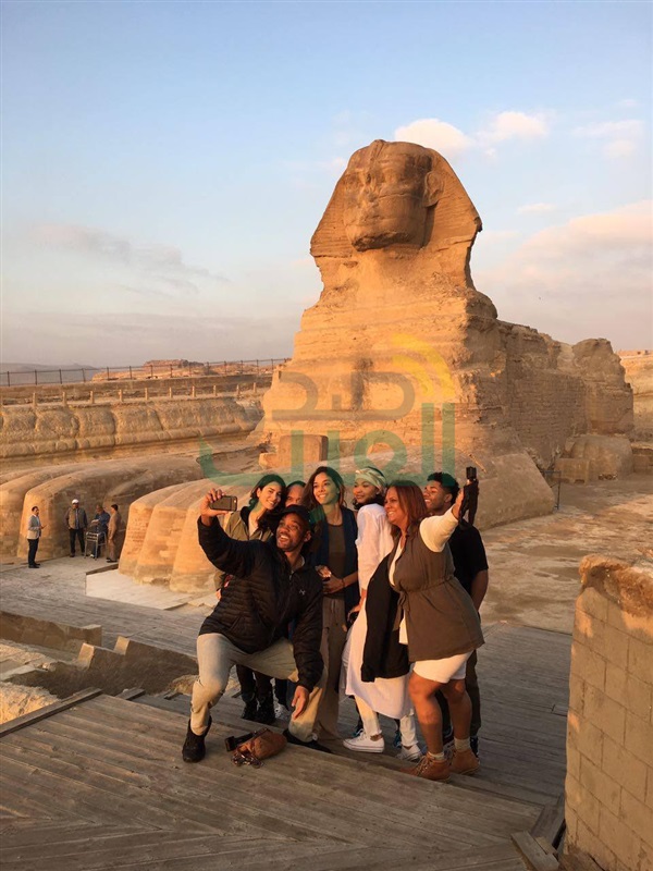بالصور.. النجم العالمي ويل سميث يزور الأهرامات للترويج للسياحة 