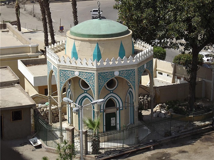 مرقد ومقام السيد الشريف الحسن الأنور الأبطح الأكبر الشهير بـ " حسن الأكبر " ، بمصر - القاهرة مرقد ومقام السيد الشريف الحسن الأنور الأبطح الأكبر الشهير بـ " حسن الأكبر " ، بمصر - القاهرة