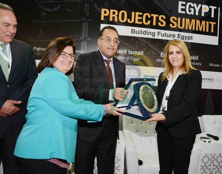 بالصور.. محلب ووزيرا الصناعة والإسكان في القمة الثانية لمشروعات "بناء مصر المستقبل" بالصور.. محلب ووزيرا الصناعة والإسكان في القمة الثانية لمشروعات "بناء مصر المستقبل"