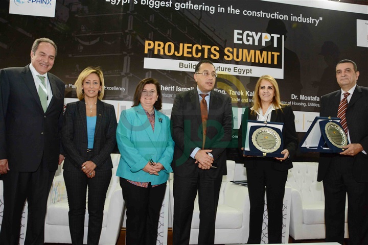 بالصور.. محلب ووزيرا الصناعة والإسكان في القمة الثانية لمشروعات "بناء مصر المستقبل" بالصور.. محلب ووزيرا الصناعة والإسكان في القمة الثانية لمشروعات "بناء مصر المستقبل"