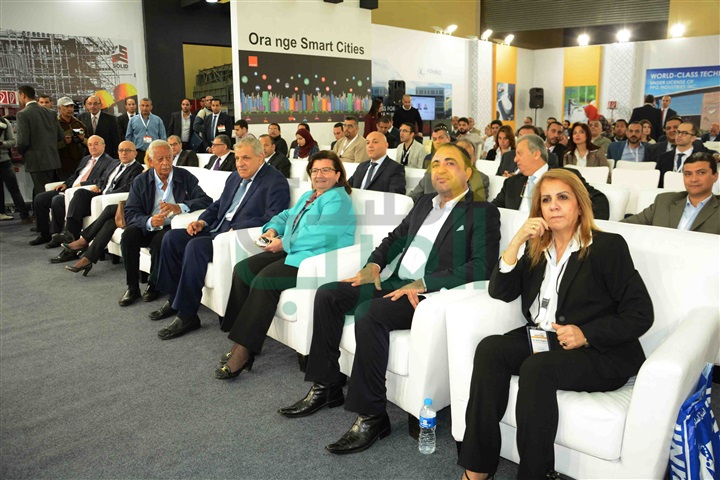 بالصور.. محلب ووزيرا الصناعة والإسكان في القمة الثانية لمشروعات "بناء مصر المستقبل" بالصور.. محلب ووزيرا الصناعة والإسكان في القمة الثانية لمشروعات "بناء مصر المستقبل"