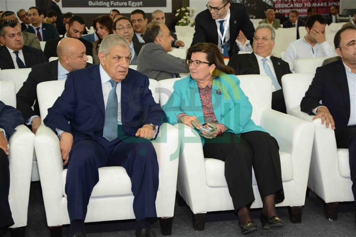 بالصور.. محلب ووزيرا الصناعة والإسكان في القمة الثانية لمشروعات "بناء مصر المستقبل" بالصور.. محلب ووزيرا الصناعة والإسكان في القمة الثانية لمشروعات "بناء مصر المستقبل"