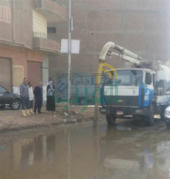 بالصور.. انفجار ماسورة صرف صحي بشبرا الخيمة 
