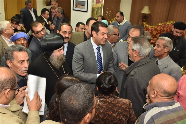 بالصور.. محافظ أسيوط يستقبل 23 أسرة قبطية وافدة من العريش